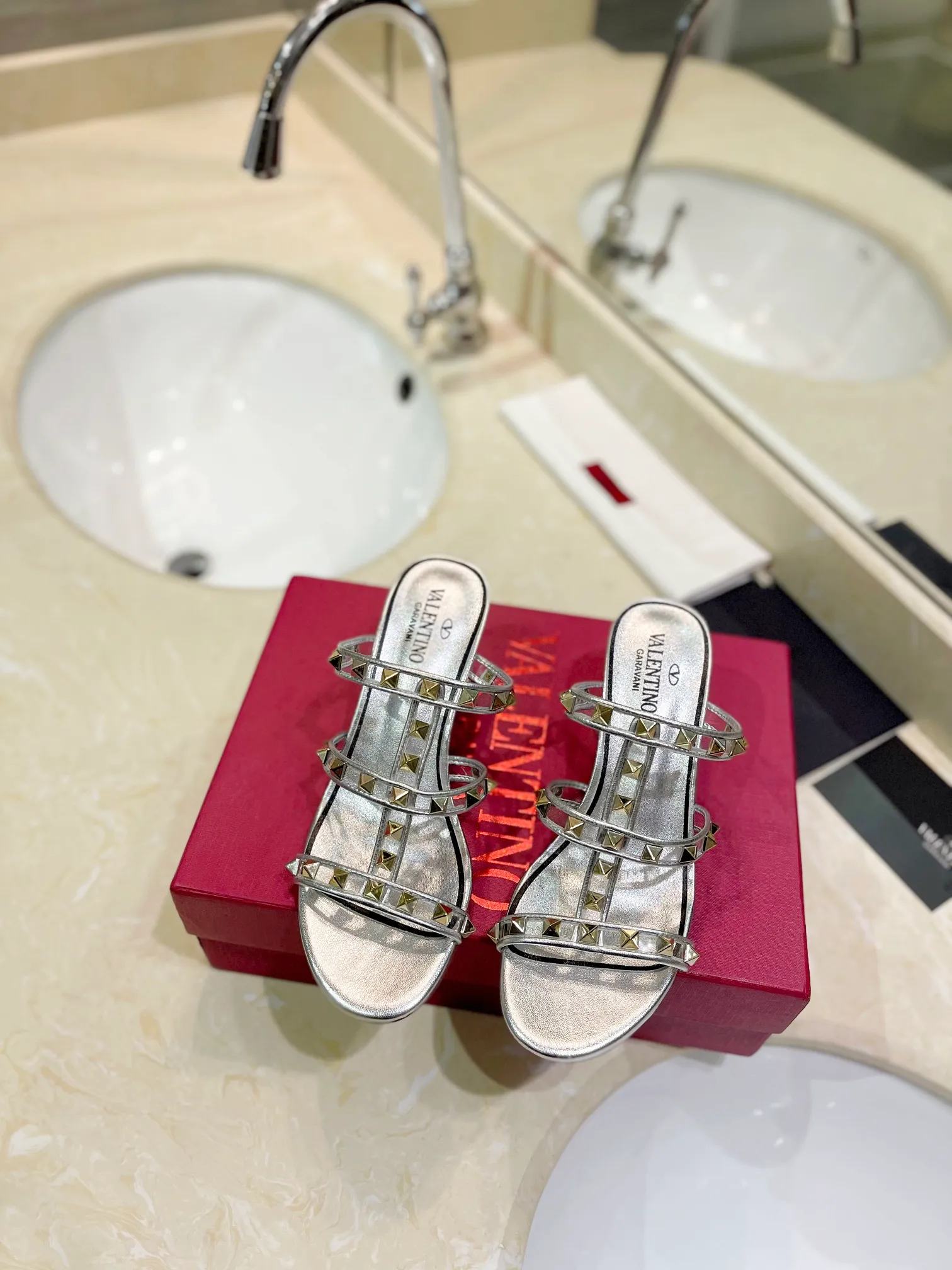 👟👟Ex-factory price 500👟👟 𝑉𝐴𝐿𝐸𝑁𝑇𝐼𝑁𝑂 Valentino ♡ͥ | ²º²⁴💫Purchasing agent level🔍Same color The classic king-shaped slippers with crystal heels are also so beautiful The particularly high-quality hardware brings out a full sense of high-end. After putting it on your feet, you will be stunned and look super slim! The new season lives up to expectations! Worth buying ★Imported cowhide is absolutely high-grade ❥Original method is absolutely sensual ❥Elegant style creates a different feeling🙈 Simple temperament style!  ♡ show bdetails ———————————— ⊿▸: Size｜35-40 (customized at 40.41.42) ⊿▸: Material｜Imported sheepskin + Pvc ⊿▸: Material | Padded sheepskin ⊿▸: Material | Italian🇮🇹 genuine leather outsole ⊿▸: Heel height｜6cm